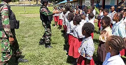 Satgas Pamtas RI-PNG Yonif 514 Latih Anak-anak SD Baris Berbaris