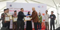 Berbagai Kebahagiaan di Stasiun Pulomas, PT LRT Gandeng Dompet Dhuafa