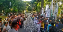 Kawat Berduri dan Mobil Barikade Hadang Mahasiswa yang Hendak ke Depan Istana