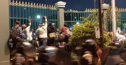 Massa Aksi Mahasiswa Mulai Patahkan Pagar DPR RI