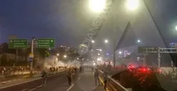 Panas! Mahasiswa dan Pelajar Saling Serang dengan Polisi di Jalan Tol Dalam Kota