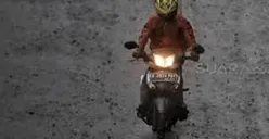 Ini Tips Naik Motor saat Musim Hujan
