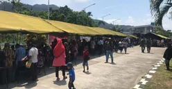 Panglima TNI Bagikan Sembako Saat Baksos Kesehatan di Kampung Skouw