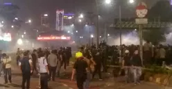 Lempar Polisi dengan Bom Molotov, Demonstran Dipukul Mundur ke Arah Bendungan Hilir
