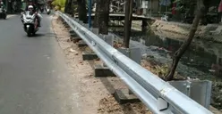 Pembatas Jalan dari Besi Sepanjang 512 Meter Dipasang di Jaktim