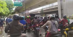 Hindari Banjir, Motor dan Mobil Menumpuk di Pintu Tol Rawa Buaya Selatan