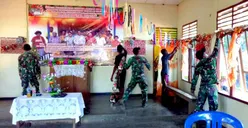Satgas Pamtas TNI Bantu Warga Toray Dekorasi Gereja