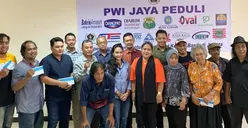 PWI Jaya Peduli Bersama Bakrie Amanah Salurkan Donasi untuk 18 Wartawan Korban Banjir