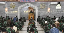 Penampakan Salat Jumat Berjamaah di Masjid Soedirman Mabes TNI