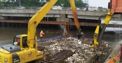 Timbunan Sampah Kiriman di Kanal Banjir Barat Dibersihkan