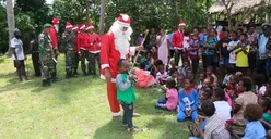 Berpakaian Ala Santa Claus, Satgas Pamtas RI-PNG Gelar Pengobatan Gratis