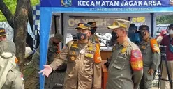 Kasatpol PP DKI Pantau Operasi Masker di Jalan Perbatasan Jakarta-Depok