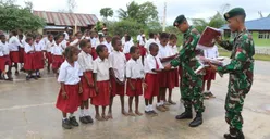 Kado HUT TNI, Siswa-siswi SD di Perbatasan RI-PNG Diberi Seragam Sekolah