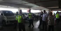 Tagih Pajak,  Petugas Menyisir Area Parkir Gedung