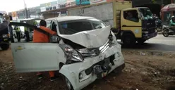 Mobil Tabrak Tiang Tol BORR, Diduga Supir Kelelahan