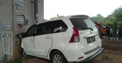 3 Orang Dilarikan ke Rumah Sakit Akibat Insiden Mobil Tabrak Tiang Penyangga Tol BORR