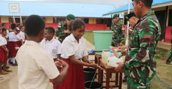 TNI di Perbatasan RI-PNG Ajarkan Anak-anak Cuci Tangan Pakai Sabun