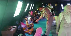 Tinjau Korban Kebakaran Bidaracina, Wali Kota Jaktim Serahkan Bantuan