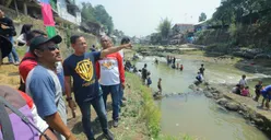 Bersih-bersih Sungai di Festival Ciliwung