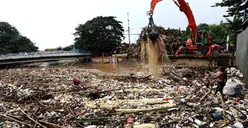 DLH Keruk 200 Ton Sampah di Kali Bojonggede