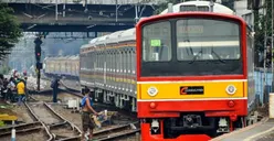 Penumpang Tertawa Perihatin Dengar Suara Petugas KRL yang Serak