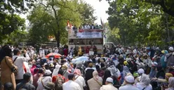 Massa Mulai Maju ke Arah Barikade Kawat Berduri