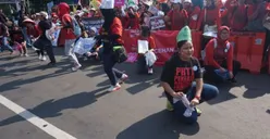 Peserta Aksi Buruh Berpakaian Unik di May Day Jakarta