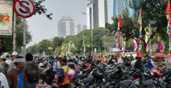 Jalan Medan Merdeka Selatan Mendadak Jadi Area Parkir Liar