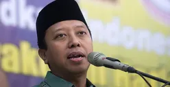 Rommy Habiskan Waktu dengan Membaca Buku