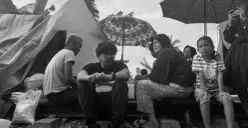 Ferry Irwandi Tunjukkan Kondisi Miris Korban Banjir di Pelosok Langkat, Tidur di Atas Rel Kereta Api Tanpa Tenda