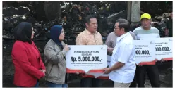 Gubernur Pramono Serahkan Bantuan ke Pedagang Pasar Induk Kramat Jati yang Terdampak Kebakaran, Masing-masing Dapat Rp5 Juta
