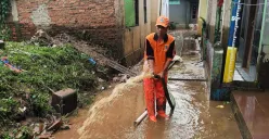 Terpantau 20 RT Banjir di DKI Jakarta, Pasukan Oranye Hadir Bersihkan Sisa Genangan Air 
