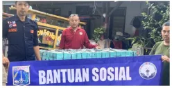 Dinsos DKI Jakarta Salurkan Bansos untuk Warga yang Terdampak Banjir dan Tanah Longsor di Jaksel