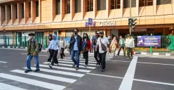 Jangan Panjat Pagar Lagi, Pemprov DKI Uji Coba Pelican Crossing di Stasiun Cikini