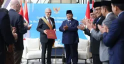 Prabowo Berikan Tanda Kehormatan dan Jasa kepada Bill Gates 