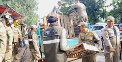 Picu Kemacetan, 200 Personel Satpol PP Jakarta Timur Tertibkan PKL di Jalan Raya Bogor! 