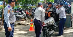 Parkir di Area Terlarang, 88 Kendaraan Roda Dua Terjaring Penertiban Dishub Jakarta Barat!