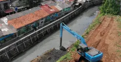SDA Jakarta Selatan Berhasil Mengangkut 2.428 Meter Kubik Lumpur dan Sampah di Kali Cideng!