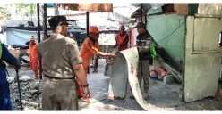 Petugas Gabungan Tertibkan Bangunan Liar yang Mengokupasi Trotoar dan Jalur Hijau di Jalan Ahmad Yani
