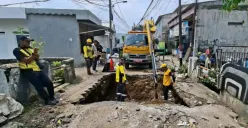 Amblas Dilintasi Truk, 25 Personel Gabungan Perbaiki Jembatan di Jalan Pule Ciracas Jakarta Timur!