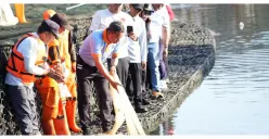 Wali Kota Jaktim Pimpin Pengendalian Ikan Sapu-sapu, 320 Kg Berhasil Ditangkap di Embung Kaja