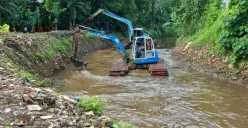 Memasuki Musim Kemarau, SDA Jakarta Selatan Gencar Lakukan Pengerukan Kali Mikro dan Makro!
