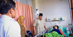 Jenguk Korban Tragedi KA Argo Bromo vs KRL, Prabowo Siap Bangun Flyover di Perlintasan Stasiun Bekasi Timur