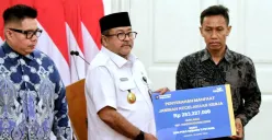 Wagub Rano Karno Berikan Santunan kepada Nurlela dan Nuryati Korban Meninggal Dunia Tragedi Kecelakaan Stasiun Bekasi Timur