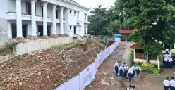 Sempat Viral, Pemilik Tembok Roboh di Area SMPN 182 Bangun Pembatas Sementara!