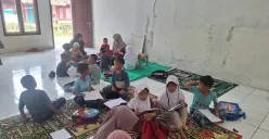 Meski Belajar di Lantai, Guru Madrasah Binaan PNM di Serang Ini Buktikan Ekonomi Bukan Penghalang Mimpi