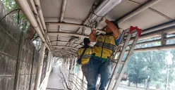 10 Personel Pasukan Kuning Sudin Bina Marga Jakarta Utara Rampungkan Perbaikan Lampu di JPO Pedongkelan! 