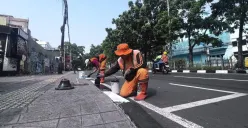 Jelang HUT RI ke-81, Pasukan Oranye Rawamangun Percantik 18 Ruas Jalan dengan Cat Kanstin!