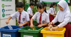 Atasi Masalah Sampah, Pemprov DKI Jakarta Dorong Sekolah Manfaatkan Lahan untuk Urban Farming!