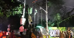 Usai Lukai Pejalan Kaki, Satpol PP Bongkar Reklame Tak Berizin di Rasuna Said 